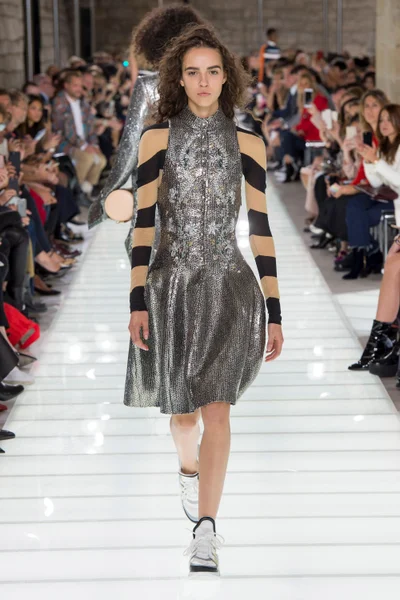 Look 15